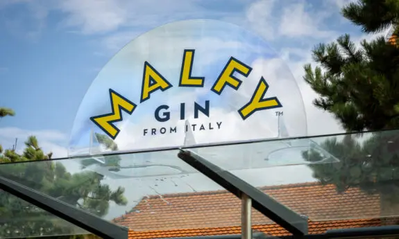 Abri volledig bestickerd door Malfy Gin Logo